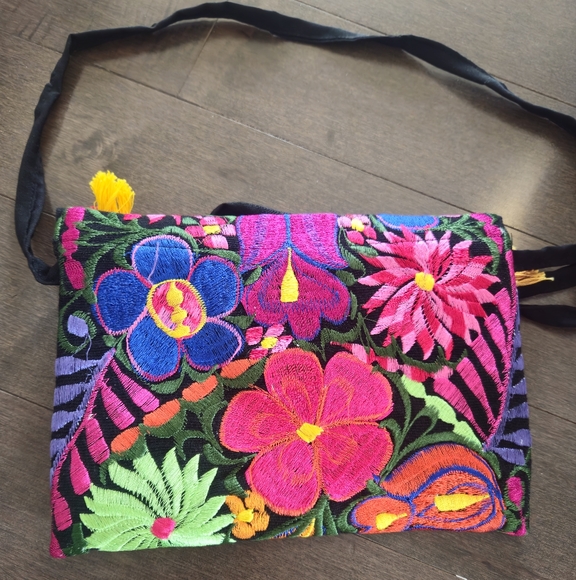 Colorful Embroidered Bag - Picture 6 of 9
